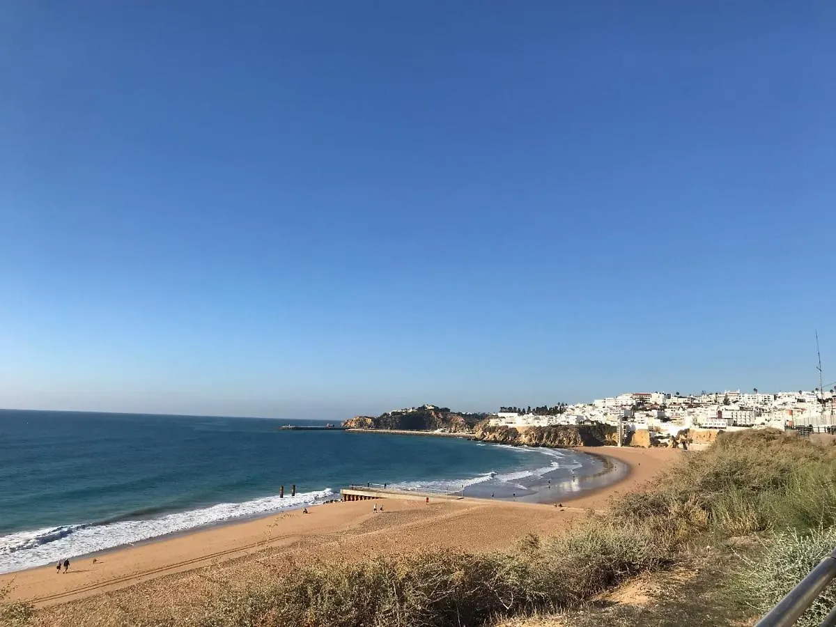 Sea View Penthouse 10 Min Walking Albufeira Old Town And Beach Pescadores דירה